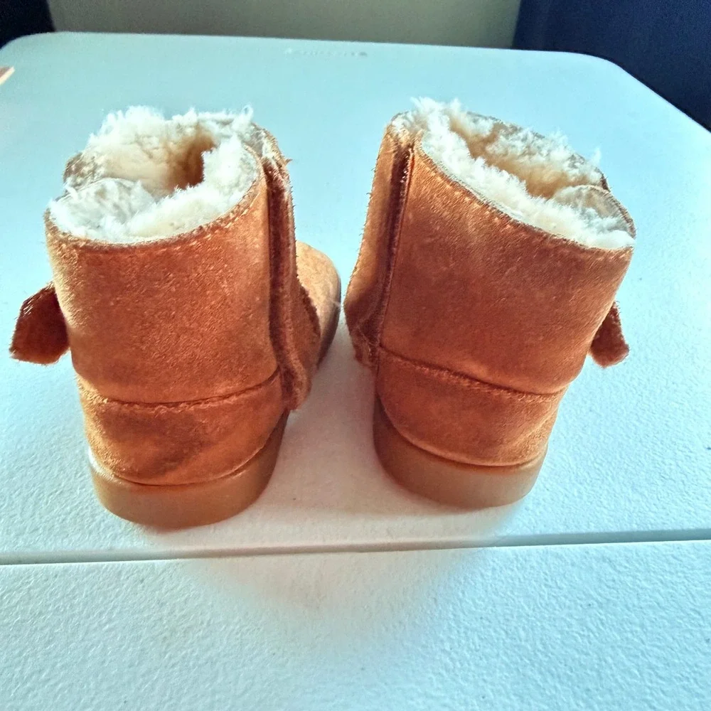 UGG Kids Keelan Chestnut Boots 4 Suede Sheepskin Lining Hook and Loop Closure